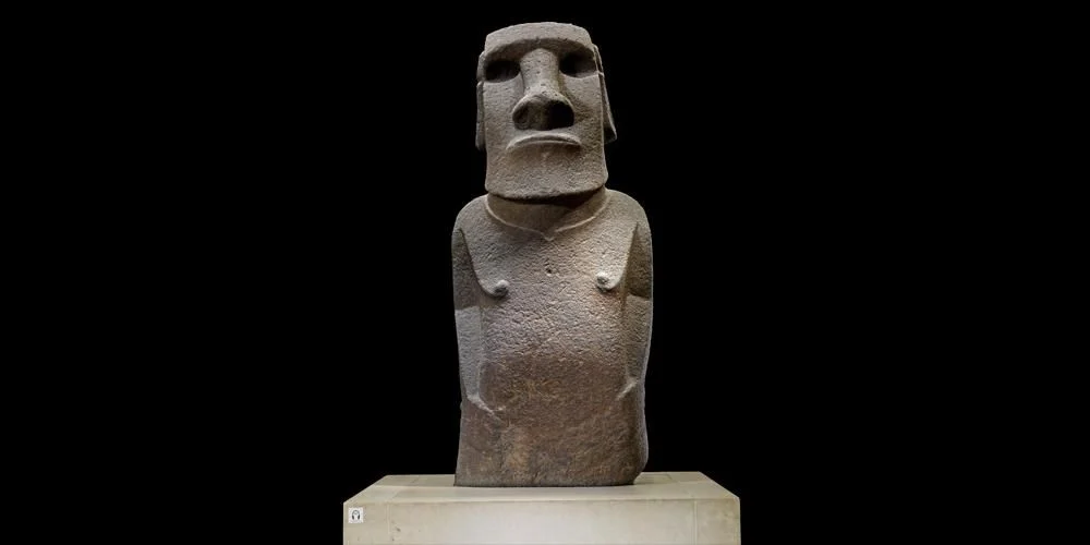 Hoa Hakananai'a (Easter Island Moai) by Rapa Nui sculptors